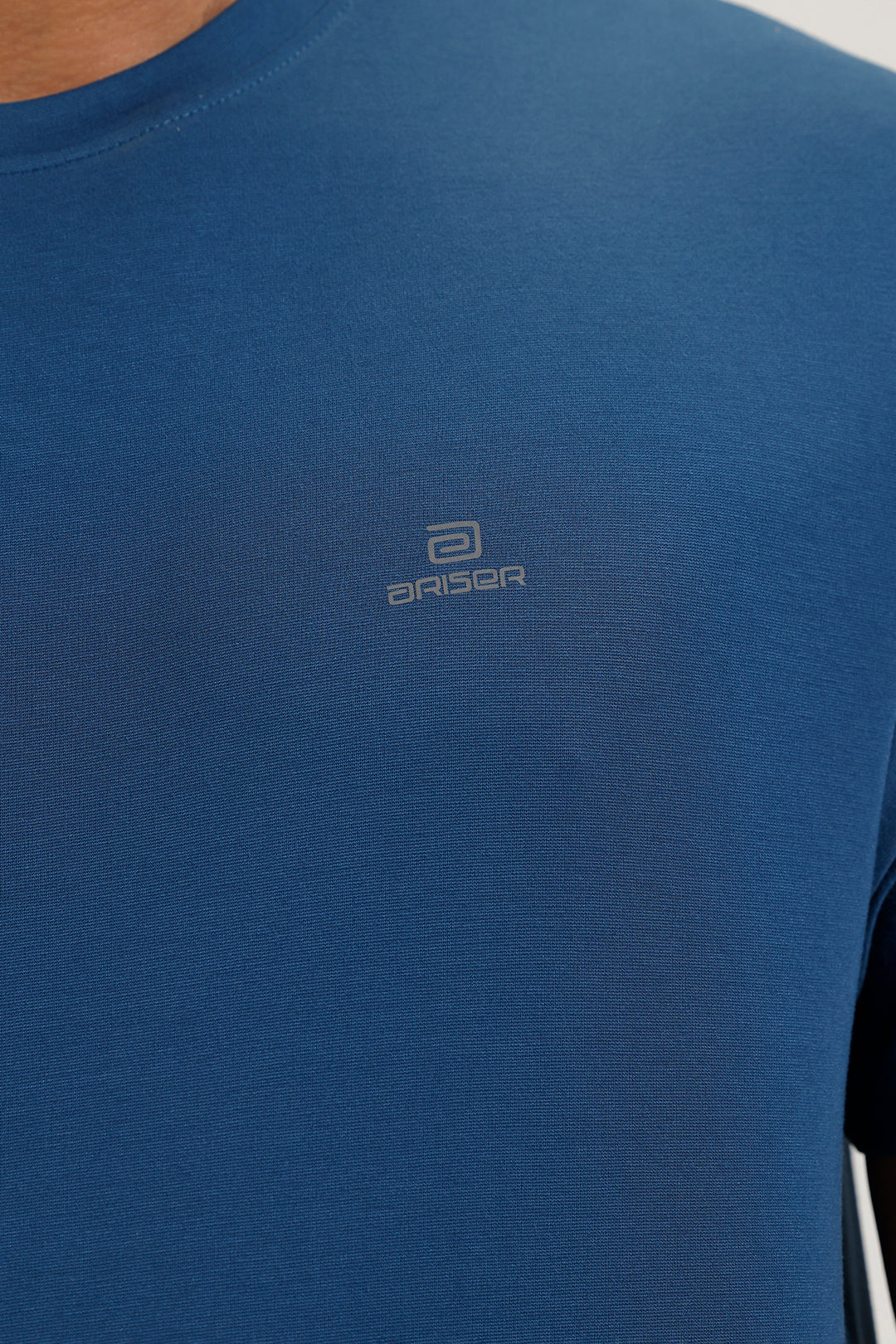 Ariser men’s midnight blue solid round neck T-shirt